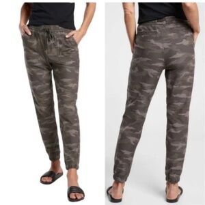 ATHLETA WOMENS CAMO GREEN COMBO FARALLON JOGGER PANTS SIZE 8 DRAWSTRING LOUNGE